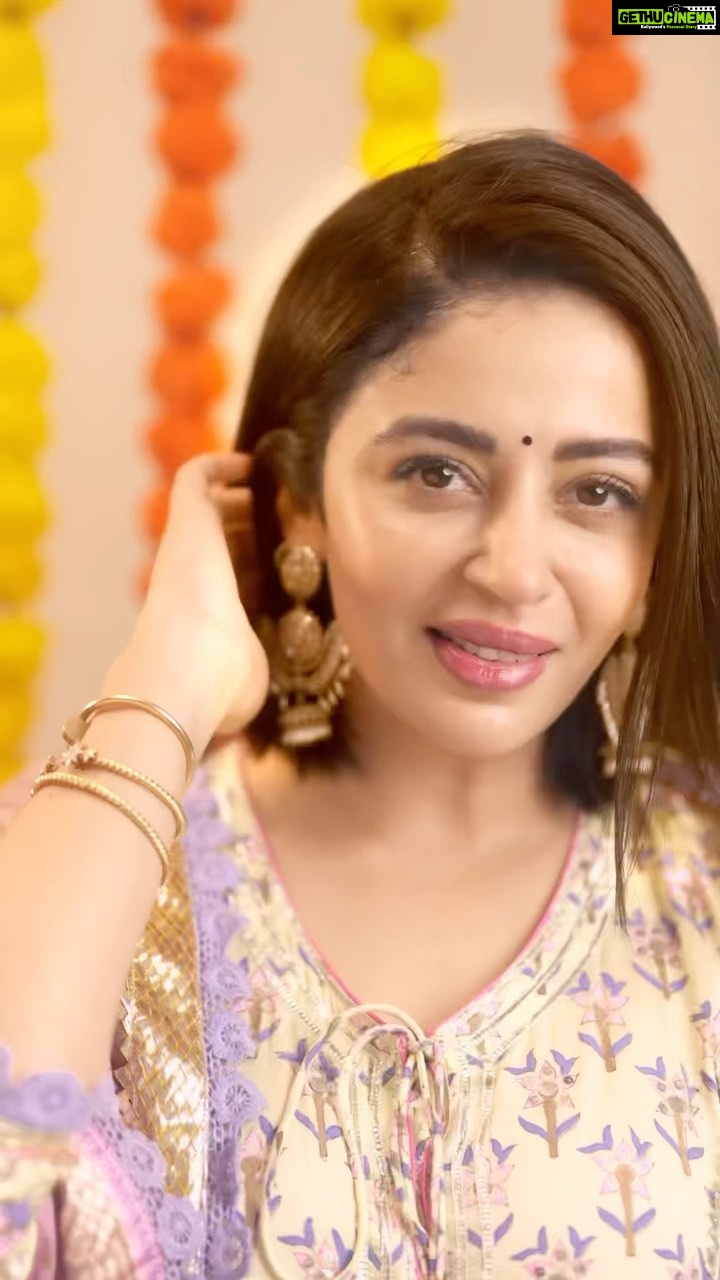 Neha Pendse Instagram - #AD | Starting my year on a brighter note this Gudi Padwa. I used the Garnier Color Naturals Ultra Color ✨ This took me only 30 mins, you have to try to believe it. ✅ Intense Long Lasting Color ✅ Visible even on dark hair ✅ Lasts upto 10 weeks ✅ No Ammonia I chose the shade 7.3 Golden Brown, which is perfect for my hair by using the Color Match Tool on their website. Try the Garnier Color Naturals & it’s various fashion shades. Colorful hair for a brighter you. @garnierindia #GarnierColorNaturals #GudiPadwawithGarnier