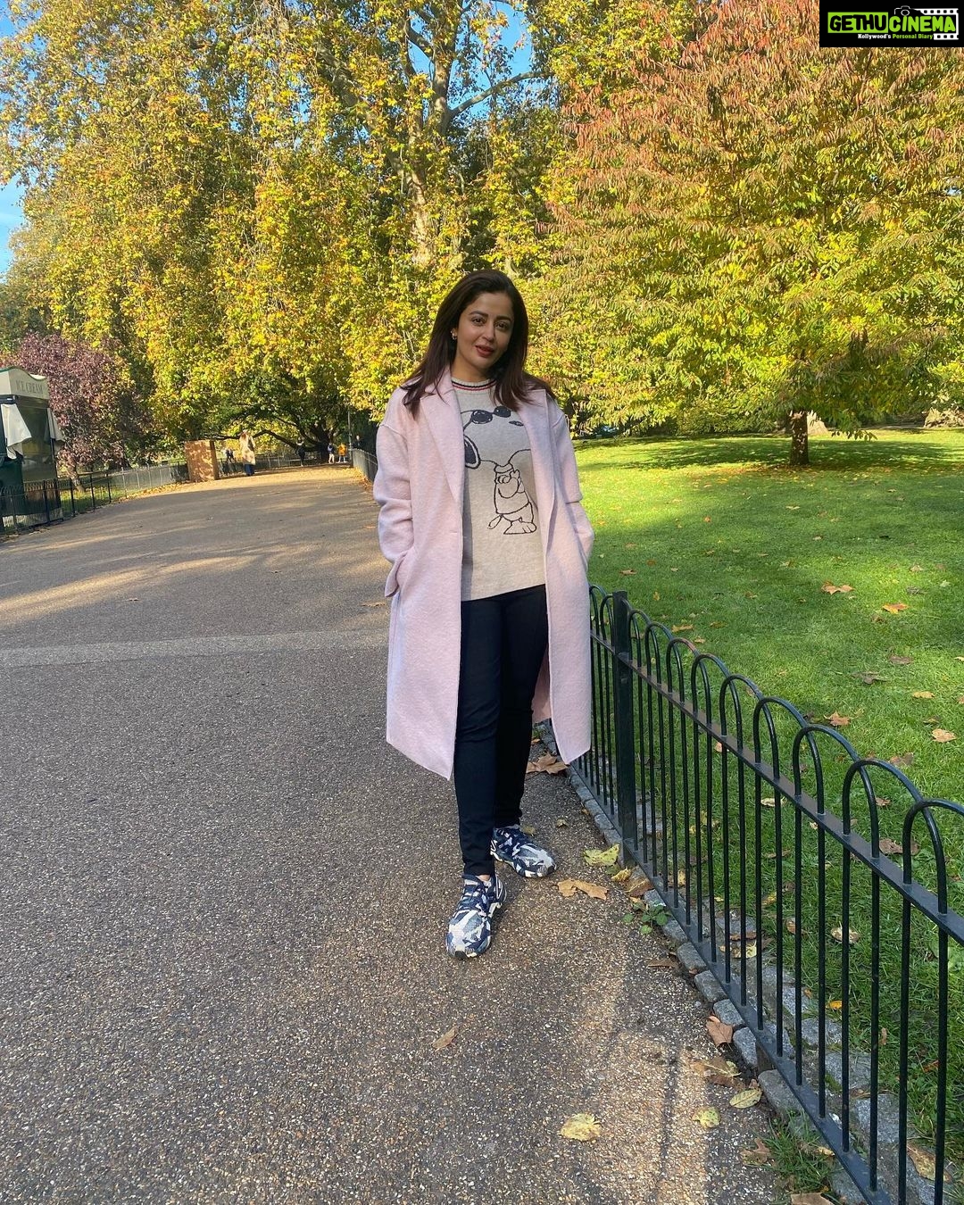 Neha Pendse Instagram - I underestimated London weather. That blush pink coat was a constant 🥶 Taj 51 Buckingham Gate Suites and Residences