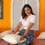 Neha Pendse Instagram - Stay home,Stay safe and indulge in some pillow fight !!