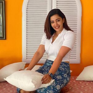 Neha Pendse Instagram - Stay home,Stay safe and indulge in some pillow fight !!