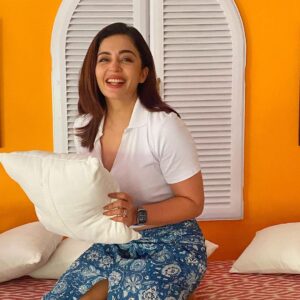 Neha Pendse Instagram - Stay home,Stay safe and indulge in some pillow fight !!