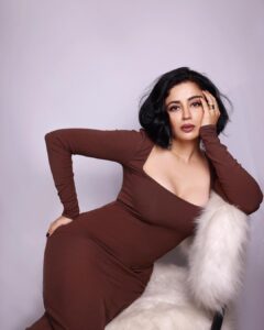 Neha Pendse Instagram - More like Morticia but brown 🤎