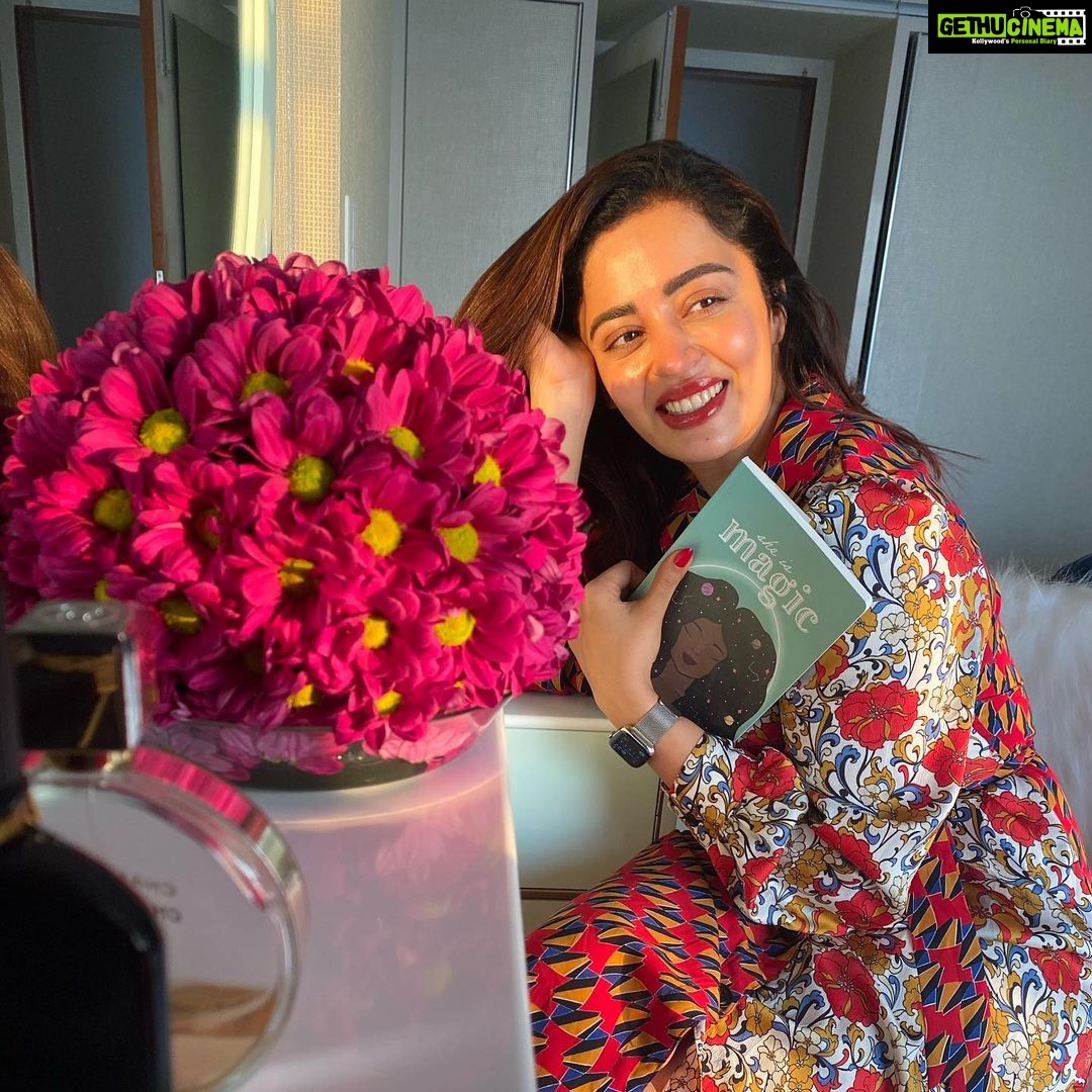 Neha Pendse Instagram - A lil sunshine and a whole bunch of flowers .. is all I need on a Sunday !! Pic @sanskruti_balgude_official