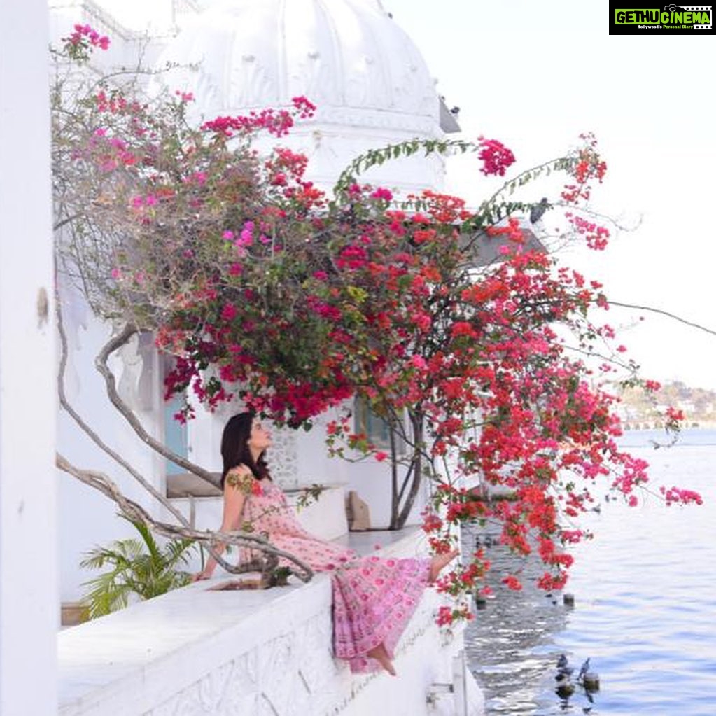 Neha Pendse Instagram - Take me back to this magical palace already 💖 Taj Lake Palace, Udaipur, India