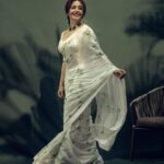 Neha Pendse Instagram - एक तेरा ही तो खयाल है मेरे पास, वरना कौन अकेले मै मुस्कुराता है।