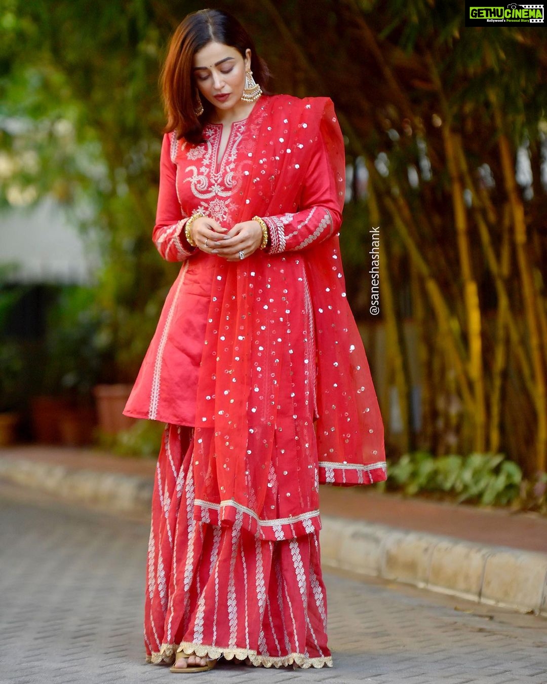 Neha Pendse Instagram - Diwali vibes ✨ Wearing @gopivaiddesigns Jewellery @sheetal.creations Captured @saneshashank