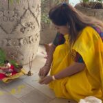 Neha Pendse Instagram - Aaj aamchya Guruji nni aamchya gharchi gudi ubharli. Mothyanchya aashirwadane navin varshachi survat kartoy. Tumhala pan he Nutan varsha ananda, sukha samadhanache javo 🙏