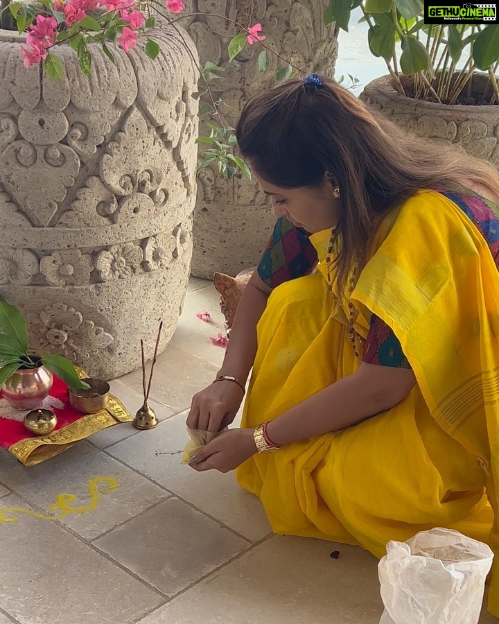 Neha Pendse Instagram - Aaj aamchya Guruji nni aamchya gharchi gudi ubharli. Mothyanchya aashirwadane navin varshachi survat kartoy. Tumhala pan he Nutan varsha ananda, sukha samadhanache javo 🙏