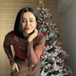 Neha Pendse Instagram – Can’t I keep this tree home all year long ? No I guess!! Ok a quick pic before I pack this gorgeous tree for next year.. ❤️🤎