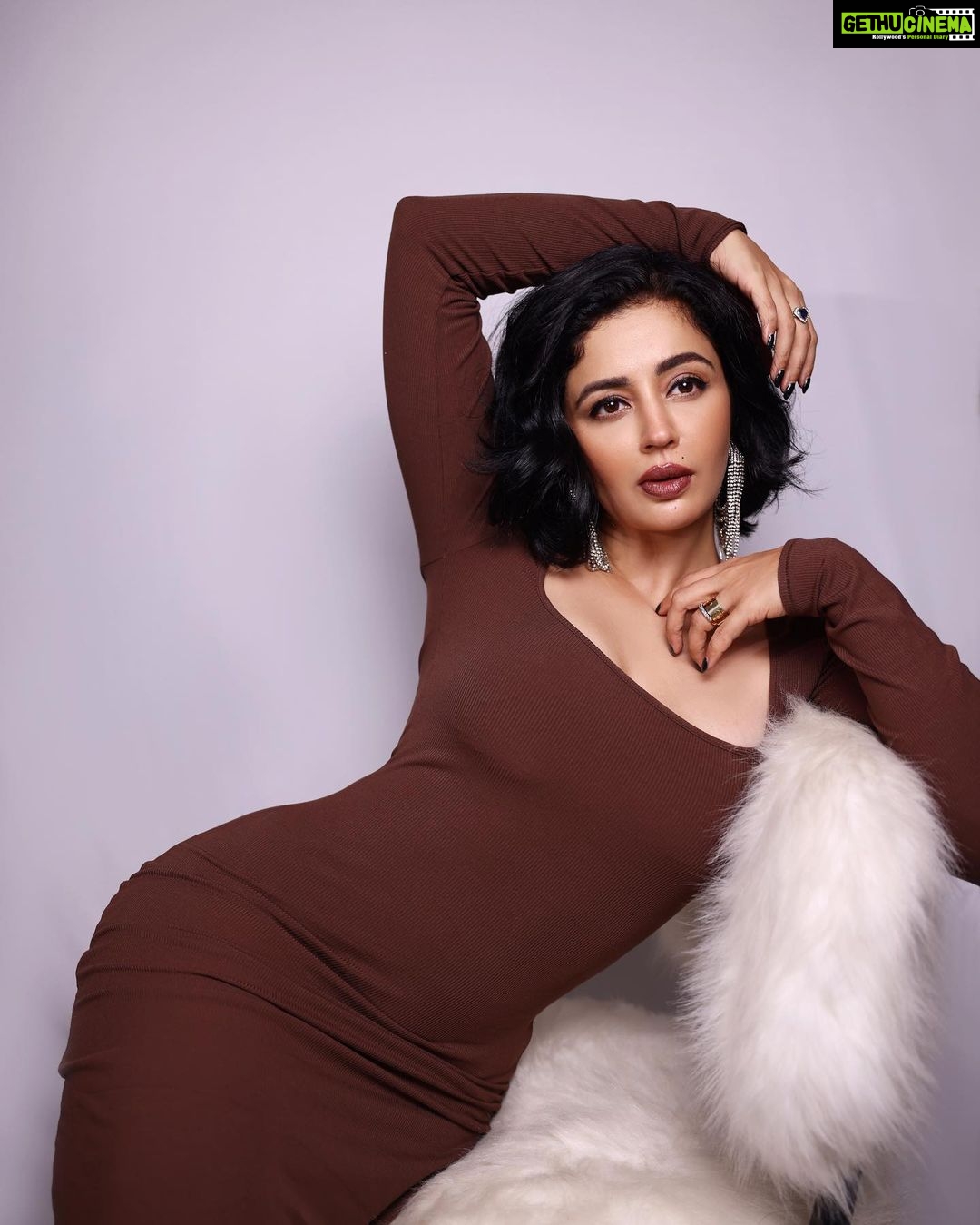 Neha Pendse - 88K Likes - More like Morticia but brown 🤎