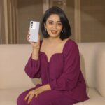 Neha Pendse Instagram - Take it from me, do as I do! Why search for those spotlight moments when you can carry the spotlight with you? Well, I say let’s make our own moments which make us shine bright! What has been your shining moment lately? Have your magical experiences with a 120Hz 3D Curved Display, and Night Portrait with Aura Light feature in the all-new vivo V27! Buy the #TheSpotlightPhone now, head to vivo India Page #DelightEveryMoment #vivoV27