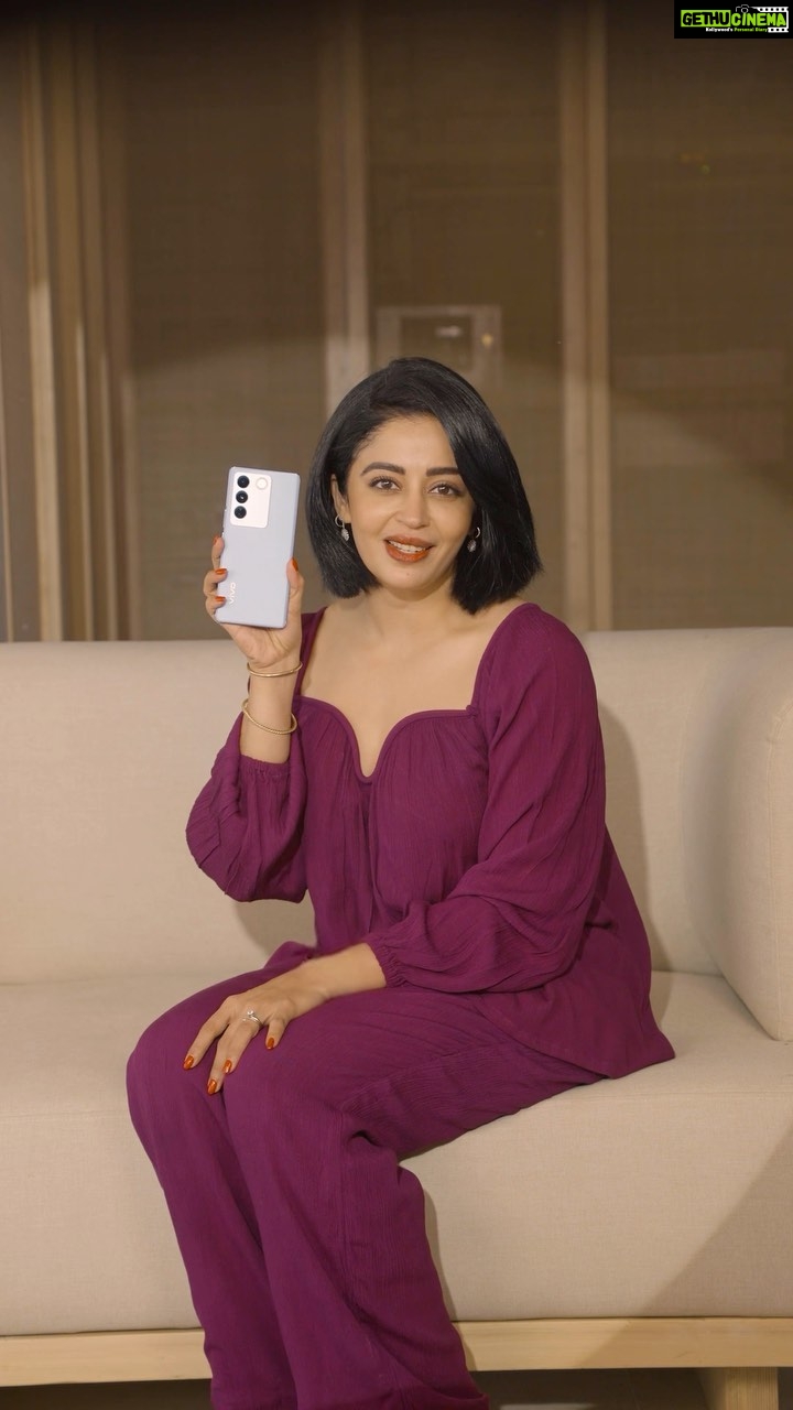 Neha Pendse Instagram - Take it from me, do as I do! Why search for those spotlight moments when you can carry the spotlight with you? Well, I say let’s make our own moments which make us shine bright! What has been your shining moment lately? Have your magical experiences with a 120Hz 3D Curved Display, and Night Portrait with Aura Light feature in the all-new vivo V27! Buy the #TheSpotlightPhone now, head to vivo India Page #DelightEveryMoment #vivoV27