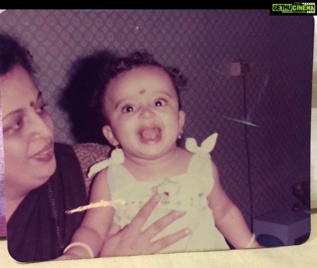 Neha Pendse Instagram - 1. Am this happy around mum even today. 2. Forever Sridevi fan !! Happy children’s day everyone ☺️