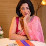 Neha Pendse Instagram - Ayeena kahaan sach bolta hai… woh bhi toh dayein ko bayein hi bolta hai !!
