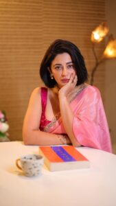 Neha Pendse Instagram - Ayeena kahaan sach bolta hai… woh bhi toh dayein ko bayein hi bolta hai !!