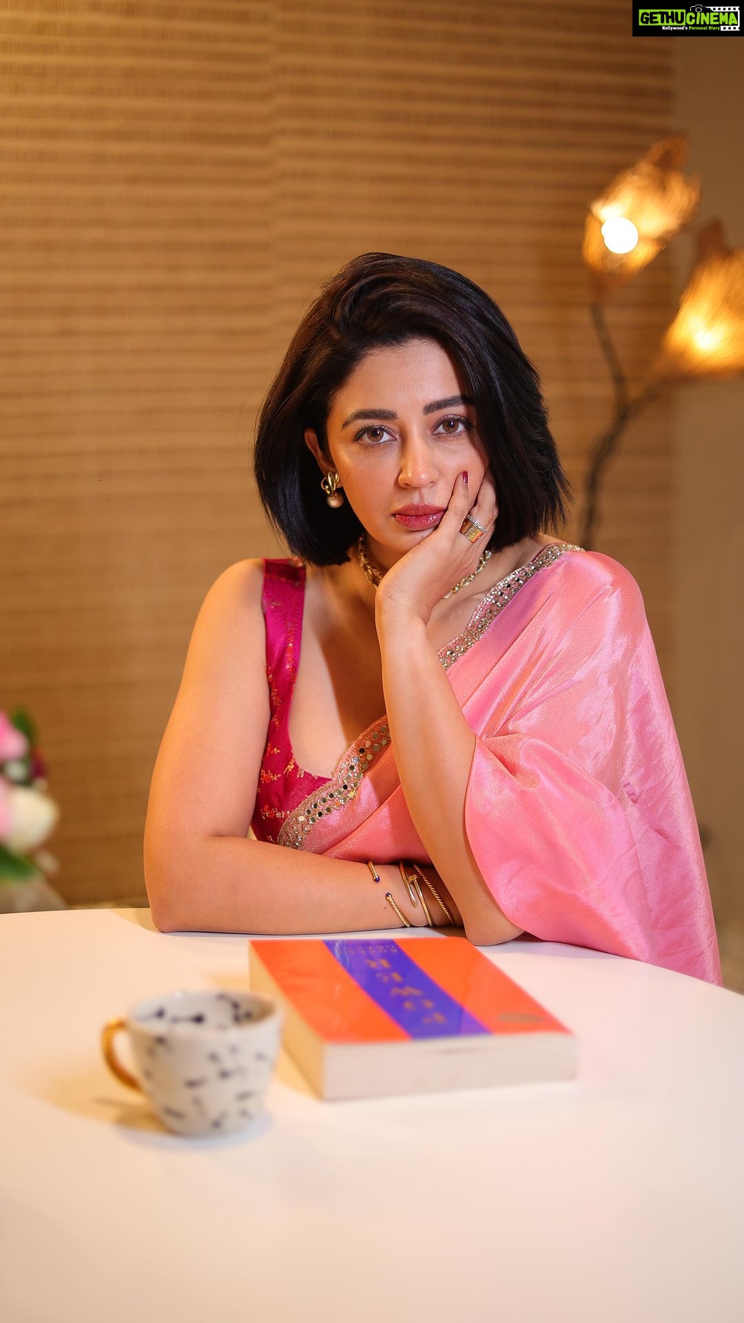 Neha Pendse - 127.5K Likes - Ayeena kahaan sach bolta hai…
woh bhi toh dayein ko bayein hi bolta hai !!