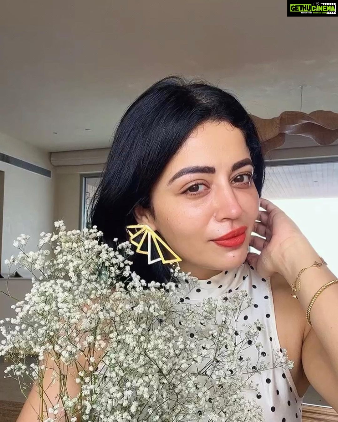 Neha Pendse Instagram - Today’s mood sponsored by 🌸 and ☕️