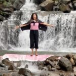 Neha Prajapati Instagram - Yuhi baras baras🌧 Vc- @jigs7528 #reels #reelsinstagram #reelitfeelit #trendingreels #nature #naturelover #waterfall