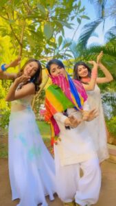 Neha Prajapati Instagram - Shaadi mat karna..🤭
@urmimala9427 
.
#reels #reelitfeelit #reelsinstagram #funnyvideos #comedy #comedyreels #explore #explorepage✨