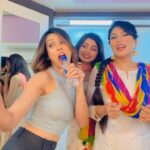 Neha Prajapati Instagram - Our singing रियाज़…🎤 Comments में बताओ किसने अच्छा गाया.. . . #reels #reelstrending #viralvideos #comedy #trendingreels #reelitfeelit #instagram