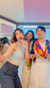 Neha Prajapati Instagram - Our singing रियाज़…🎤
Comments में बताओ किसने अच्छा गाया..
.
.

#reels #reelstrending #viralvideos #comedy #trendingreels #reelitfeelit #instagram