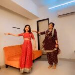 Neha Prajapati Instagram - Yaad piya ki aane lagi.. 👯‍♀️ . . #reels #dancereels #falgunipathak #dancevideo #feelitreelit #explore #trendingreels