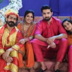 Neha Prajapati Instagram - Lo bhai Rishi, Rano aur Bani bhi mile huey hai Balwinder ke sath 😂😅 @imrohitsuchanti @mansibhanushaliii 😅 #bhagyakshmi #rishi #rano #bani #balwinder #annkit #annkitbhatia #nehaprajapati #rohitsuchanti #mansibhanushali #team #love #parda #actors #om #sai #ram