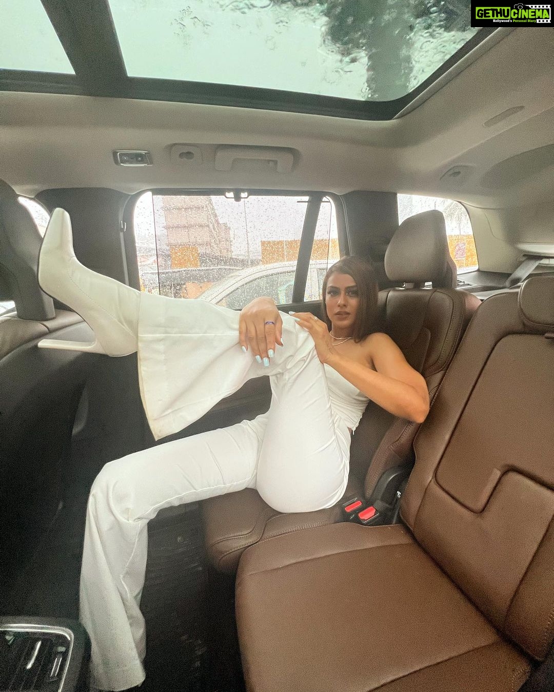 Nia Sharma Instagram - Flexing is Important.