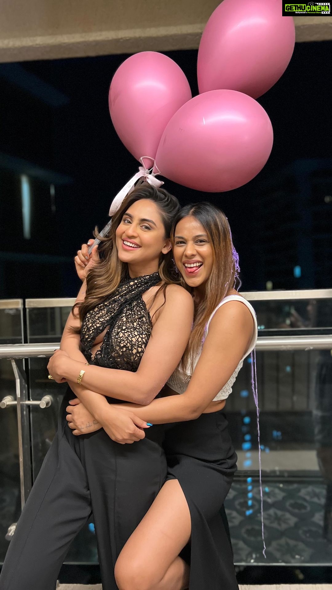 Nia Sharma Instagram - She can scream coz it’s her Birthday guys…..✅💯 @krystledsouza Happy Birthday Ek hazaron mein meri behna 🤣✌️