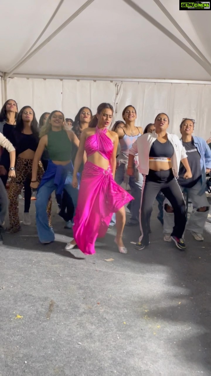 Nia Sharma Instagram - You can’t really match up to these power puff Apsaras @yo_highness_official .. absolutely in love with your moves guys… ✌️🫡❤️ @highnesspriti_ Teach me more bro😘