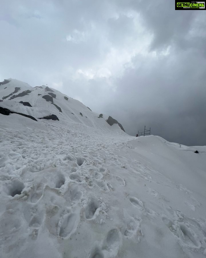 Nia Sharma Instagram - Quite an Uphill Task to Reach these Mountains ⛰️ but Sooooooo Damn worth it… #changulake #ropeway🚠 #tsomogolake Changu Lake, Sikkim