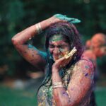 Nimisha Sajayan Instagram - Chali pichkari uda hai gulal, Rang barse neele,hare aur lal, Mubarakh ho apko rang Panchami ka tyohar. Happy RANG PANCHAMI.💙 #throwbacktothisbeautifulday❤️ 📸 @abhilashmullassery @de_nutmeg_villa