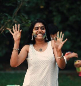 Nimisha Sajayan Instagram - Chali pichkari uda hai gulal,
Rang barse neele,hare aur lal,
Mubarakh ho apko rang Panchami ka tyohar.
Happy RANG PANCHAMI.💙
#throwbacktothisbeautifulday❤️ 
📸 @abhilashmullassery
@de_nutmeg_villa