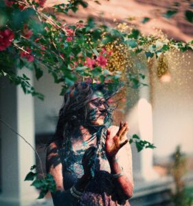 Nimisha Sajayan Instagram - Chali pichkari uda hai gulal,
Rang barse neele,hare aur lal,
Mubarakh ho apko rang Panchami ka tyohar.
Happy RANG PANCHAMI.💙
#throwbacktothisbeautifulday❤️ 
📸 @abhilashmullassery
@de_nutmeg_villa