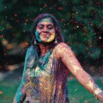 Nimisha Sajayan Instagram – Chali pichkari uda hai gulal,
Rang barse neele,hare aur lal,
Mubarakh ho apko rang Panchami ka tyohar.
Happy RANG PANCHAMI.💙
#throwbacktothisbeautifulday❤️ 
📸 @abhilashmullassery
@de_nutmeg_villa