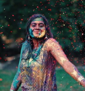 Nimisha Sajayan Instagram - Chali pichkari uda hai gulal,
Rang barse neele,hare aur lal,
Mubarakh ho apko rang Panchami ka tyohar.
Happy RANG PANCHAMI.💙
#throwbacktothisbeautifulday❤️ 
📸 @abhilashmullassery
@de_nutmeg_villa