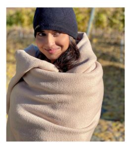 Nimrat Khaira Instagram - Shooting in temperatures down to -1c looks like 😁

Shikayatan chal reha joran shoran te reelan te reelan ban rhian ne bhut bhut dhanvad ♥️♥️