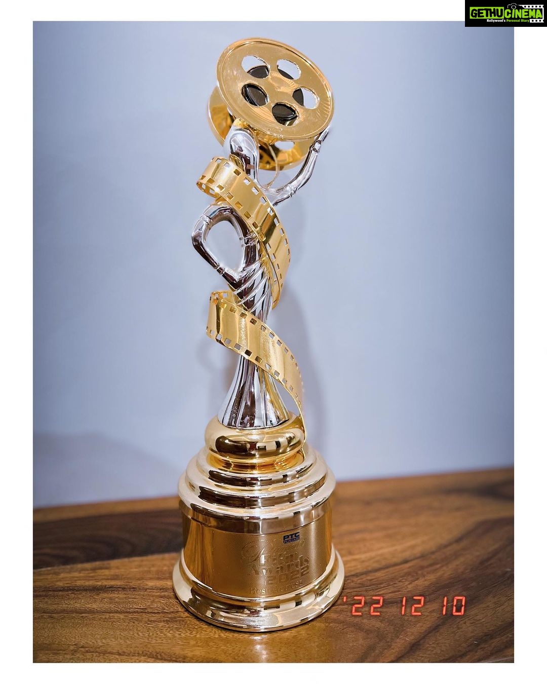 Nimrat Khaira Instagram - BEST ACTRESS PTC Punjabi Film awards 2022 ❤️ Tuhada sab da bhut bhut dhanvaad ♥️ Teeja Punjab di sari team da bhut dhanvaad @amberdeepsingh @sandy24fps @khushbirmakna @nirmalrishiofficial @aditidevsharma @official_guri_ghuman … Meri sari team @brownstudios1 @harwindersidhu @jasscheemaa @ranasidhu_1 @gagan_chahel @imgeetu @santosh_makeup_artist #sanju da bhut bhut dhanvaad . Gratitude 🤍