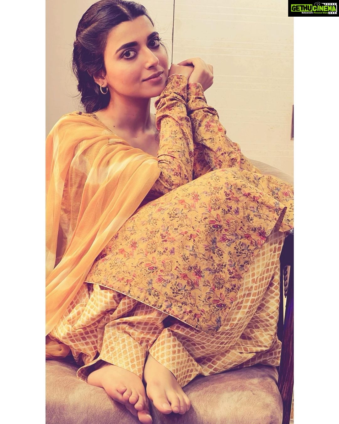 Nimrat Khaira Instagram - Jo apne kam di izzat krda , kam ohnu izzat jrur dinda ❤️
