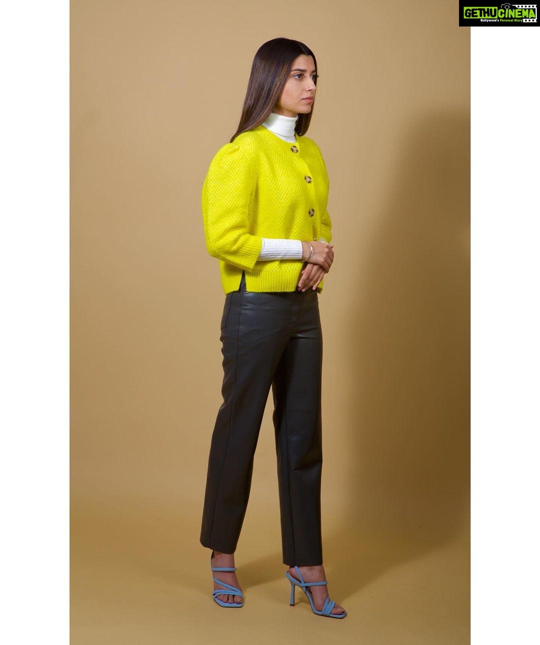 Nimrat Khaira Instagram - 💛💛 Photography @bal_deo