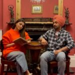 Nimrat Khaira Instagram - I will die for you nakhro , tu tell lie ghat veh ..🌸🌸 Kive laga high level angrezi ala gana ? @diljitdosanjh @nimratkhairaofficial @arjandhillonofficial @desi_crew @bal_deo @harwindersidhu @sonalisingh Reel Directed by @kang_gurpartap #nimratkhaira #instagood #music #reels #whatvereel