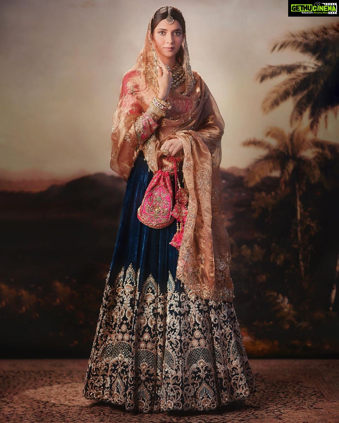 Nimrat Khaira Instagram - Itโs me again ๐๐ธ Styled by - @ababeelkaursidhu Photography - @harpreet_1173 Outfit - @whitelilybynavneettsidhu Makeup - @samairasandhu Hairstylist - @h.headdress Jewels - @jagdishjewellerschandigarh Backdrop- @collectivepixel_ Props - @sangriastories