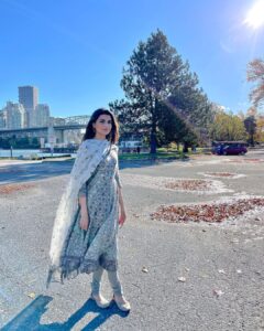 Nimrat Khaira Instagram - Jachda e bada veh vangan de vichale tera ditta kaada veh 🤍

#jaan #Nimratkhaira
Wearing @bibacanada