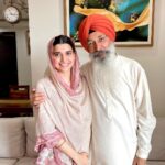 Nimrat Khaira Instagram – ਪੰਥ ਦੇ ਸ਼੍ਰੋਮਣੀ ਕੀਰਤਨੀਏ ਭਾਈ ਹਰਜਿੰਦਰ ਸਿੰਘ ਜੀ ਦਾ ਅੱਜ ਘਰ ਆਓੁਣ ਤੇ ਬਹੁਤ ਬਹੁਤ ਧੰਨਵਾਦ , ਬਚਪਨ ਤੋਂ ਭਾਈ ਸਾਹਿਬ ਨੂੰ ਬਹੁਤ ਸੁਣਿਆ ਅੱਜ ਮਿਲ ਕੇ ਦਿਲ ਨੂੰ ਬਹੁਤ ਸਕੂਨ ਮਿਲਿਆ ||
@bhaiharjindersinghofficial ji 🙏🏻🙏🏻
@naunidhstudios