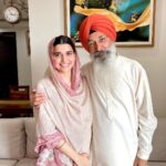 Nimrat Khaira Instagram - ਪੰਥ ਦੇ ਸ਼੍ਰੋਮਣੀ ਕੀਰਤਨੀਏ ਭਾਈ ਹਰਜਿੰਦਰ ਸਿੰਘ ਜੀ ਦਾ ਅੱਜ ਘਰ ਆਓੁਣ ਤੇ ਬਹੁਤ ਬਹੁਤ ਧੰਨਵਾਦ , ਬਚਪਨ ਤੋਂ ਭਾਈ ਸਾਹਿਬ ਨੂੰ ਬਹੁਤ ਸੁਣਿਆ ਅੱਜ ਮਿਲ ਕੇ ਦਿਲ ਨੂੰ ਬਹੁਤ ਸਕੂਨ ਮਿਲਿਆ || @bhaiharjindersinghofficial ji 🙏🏻🙏🏻 @naunidhstudios