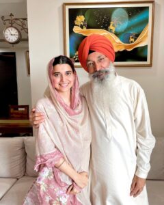 Nimrat Khaira Instagram - ਪੰਥ ਦੇ ਸ਼੍ਰੋਮਣੀ ਕੀਰਤਨੀਏ ਭਾਈ ਹਰਜਿੰਦਰ ਸਿੰਘ ਜੀ ਦਾ ਅੱਜ ਘਰ ਆਓੁਣ ਤੇ ਬਹੁਤ ਬਹੁਤ ਧੰਨਵਾਦ , ਬਚਪਨ ਤੋਂ ਭਾਈ ਸਾਹਿਬ ਨੂੰ ਬਹੁਤ ਸੁਣਿਆ ਅੱਜ ਮਿਲ ਕੇ ਦਿਲ ਨੂੰ ਬਹੁਤ ਸਕੂਨ ਮਿਲਿਆ ||
@bhaiharjindersinghofficial ji 🙏🏻🙏🏻
@naunidhstudios