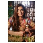 Nimrat Khaira Instagram – ❤️❤️

Styled by – @ababeelkaursidhu 
Photography – @harpreet_1173
Outfit – @whitelilybynavneettsidhu
Makeup – @samairasandhu
Hairstylist – @h.headdress 
Jewellery – @jagdishjewellerschandigarh
Backdrop- @collectivepixel_
Props – @sangriastories