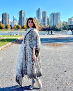 Nimrat Khaira Instagram - Jachda e bada veh vangan de vichale tera ditta kaada veh 🤍 #jaan #Nimratkhaira Wearing @bibacanada