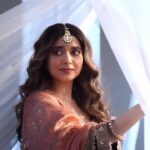 Nimrat Khaira Instagram - Sheesha dekh k clip payi lavan veh aaj mere mahiye avvana .. Create your reels and tag @spotifyindia #SpotifySingles #Raanjha