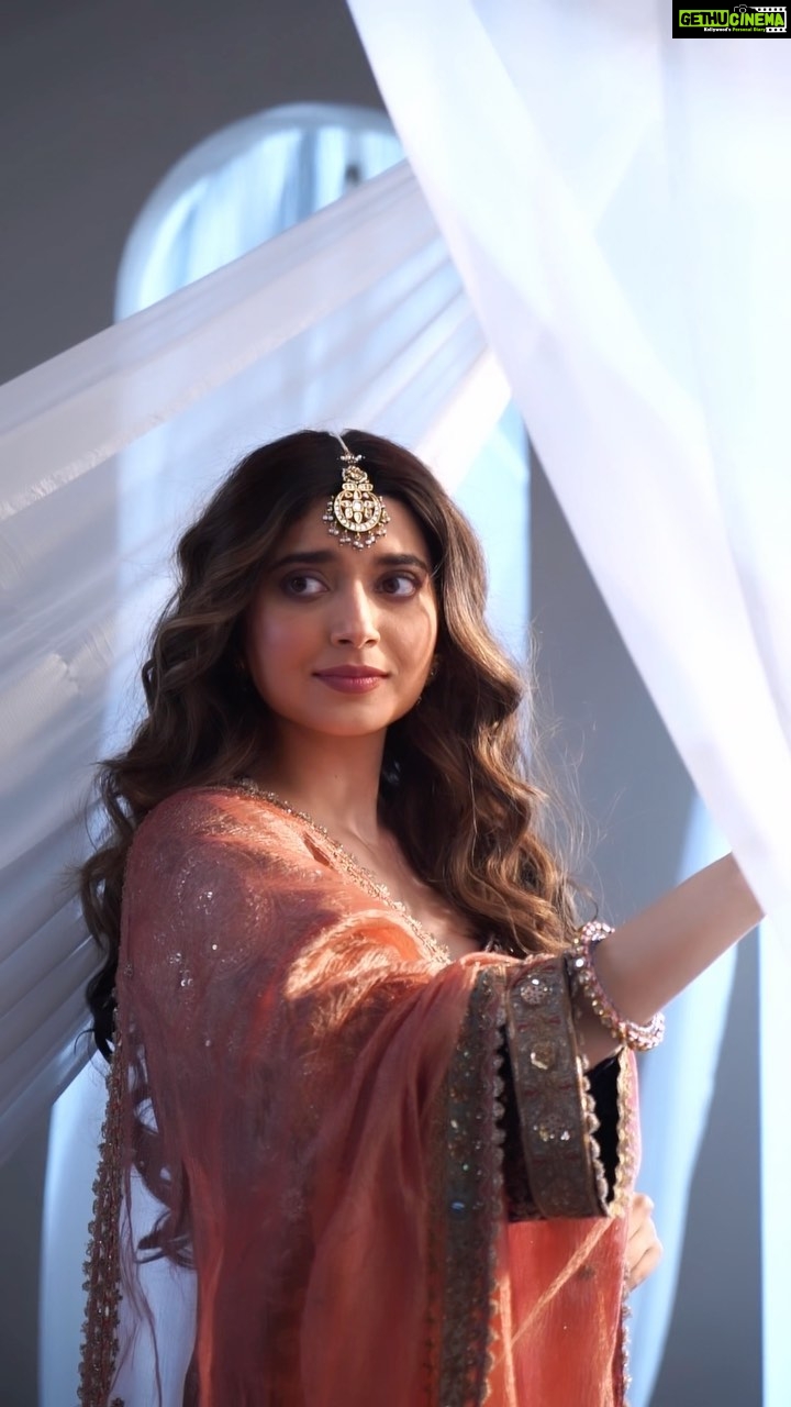 Nimrat Khaira Instagram - Sheesha dekh k clip payi lavan veh aaj mere mahiye avvana .. Create your reels and tag @spotifyindia #SpotifySingles #Raanjha